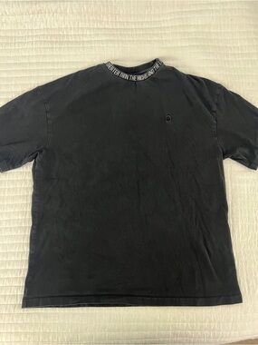 Men's Black Short-Sleeve Crewneck Tee with Subtle Chest Emblem